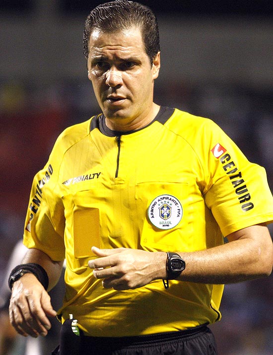 O árbitro Gutemberg de Paula Fonseca durante a partida entre Botafogo e Flamengo pelo Brasileiro de 2010