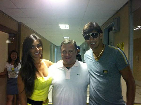  Nicole Bahls posa com Thiago Mastroianni, apresentado do programa, e o namorado Victor Ramos, atrás do estúdio