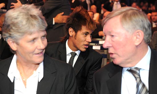 Neymar na festa da Fifa atrs do tcnico do Manchester, Alex Fergusson, e da treinadora dos EUA, Pia Sundhage; clique na foto e veja galeria