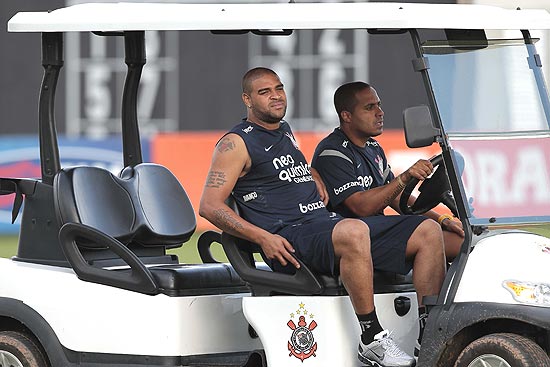 Adriano anda pelo CT Joaquim Grava de carirnho após treino em SP