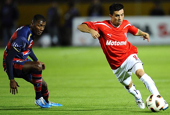 Matias Defederico controla a bola em jogo do Independiente