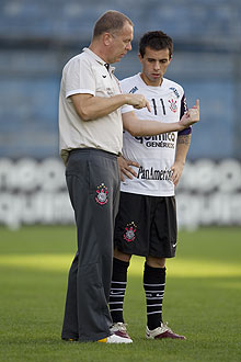O argentino Defederico escuta o então técnico do Corinthians, Mano Menezes