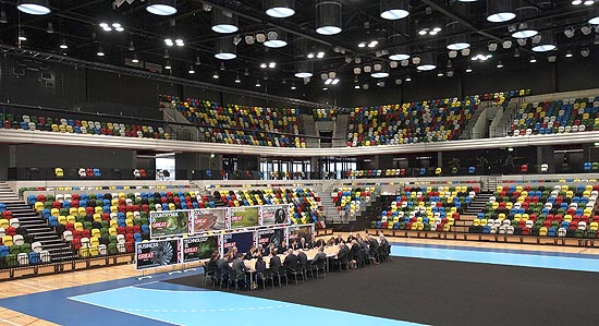 Britânicos fazem reunião no ginásio onde vão ser disputados os jogos de handebol na Olimpíada de Londres