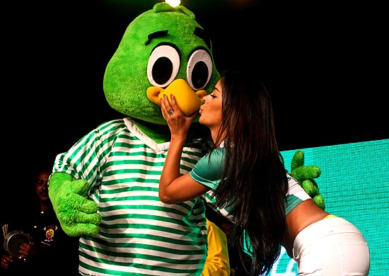 Larissa Riquelme beija o Periquito, amscote do América-PE