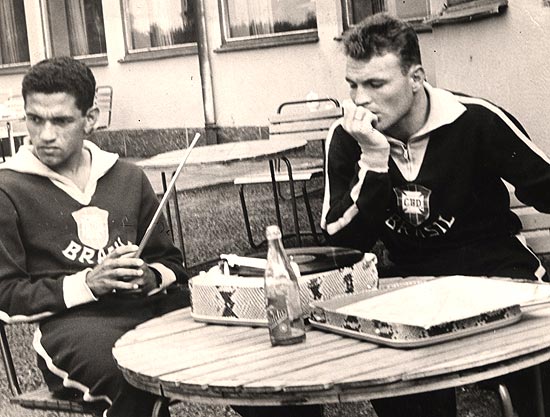Ao lado de Mazzola ( direita), Garrincha escuta msica na concentrao da seleo em 1958