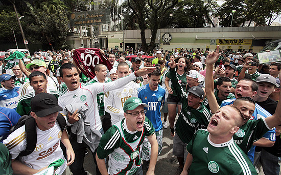 Torcedores cantam durante a procissão em homenagem a Marcos; clique na imagem para ver mais fotos