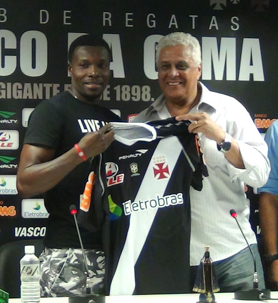 O atacante equatoriano Carlos Tenrio (esq.)  apresentado no Vasco pelo presidente Roberto Dinamite (dir.)