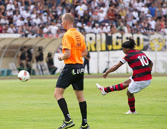 Ronaldinho Gaúcho em ação no amistoso contra o Corinthians, que terminou empatado no último dia 15