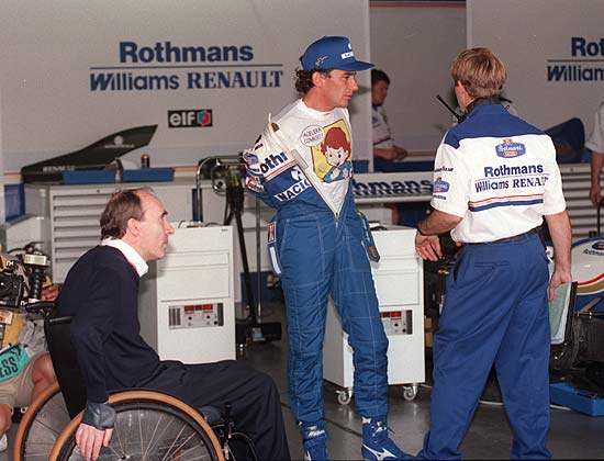 Senna conversa com mecânicos observado por Frank Williams em Interlagos; clique na foto e veja galeria de Ayrton na Williams