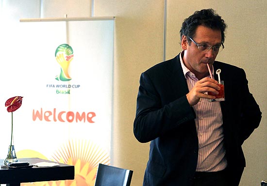 O secretário-geral da Fifa, Jérôme Valcke, toma una bebida em evento da Copa-2014, nesta quarta