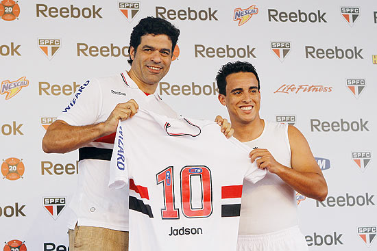 Raí entrega a camisa 10 para Jadson, novo reforço do São Paulo; clique na foto e veja galeria