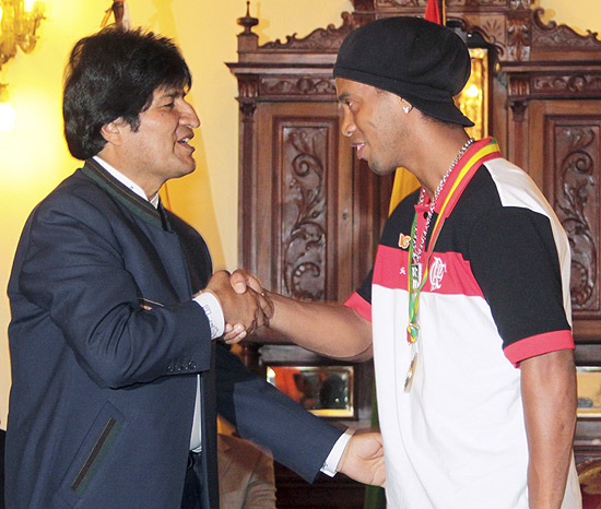 Evo Morales cumprimenta Ronaldinho na Bolívia, onde a equipe faz pré-temporada