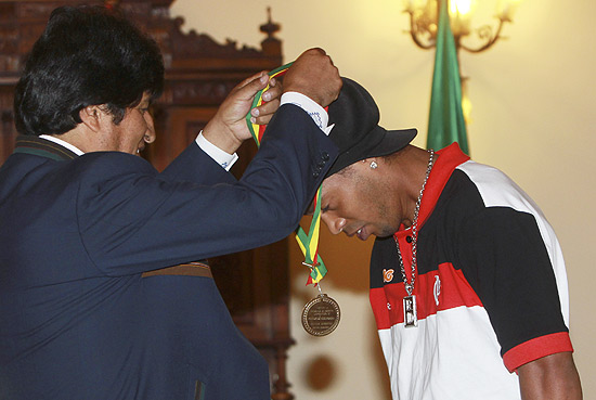 O presidente boliviano Evo Morales entrega medalha para o atacante Ronaldinho, em Sucre, no último dia 20