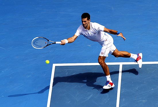 Melhor do mundo, o sérvio Novak Djokovic devolve saque na partida desta madrugada contra o francês Nicolas Mahut