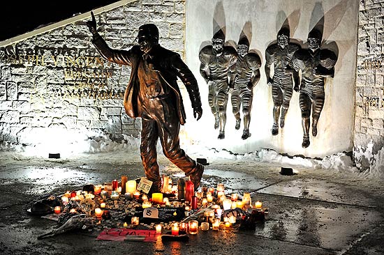Torcedores da Penn State deixam velas em volta da estátua de Joe Paterno