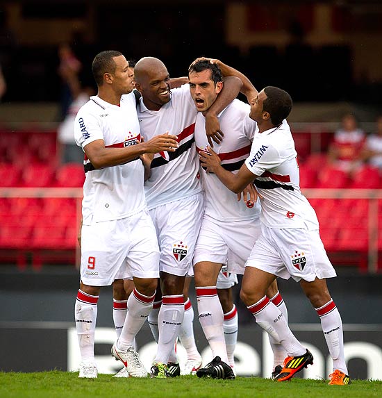 Rhodolfo (segundo à dir) comemora seu gol pelo São Paulo com Luis Fabiano, Edson Silva e Lucas