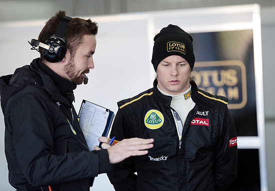 Kimi Raikkonen conversa com engenheiro da Lotus em Valência, na Espanha, nesta segunda-feira
