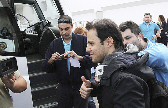 O piloto brasileiro Felipe Massa, da Ferrari, desembarca no aeroporto Lanzarote, na Espanha