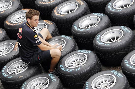 Mecânico da Red Bull sentado em um dos pneus durante o GP de Cingapura, em 2011