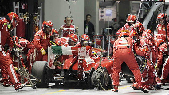 Mecânicos da Ferrari trocam pneus do carro de Massa durante o GP de Cingapura, em 2011