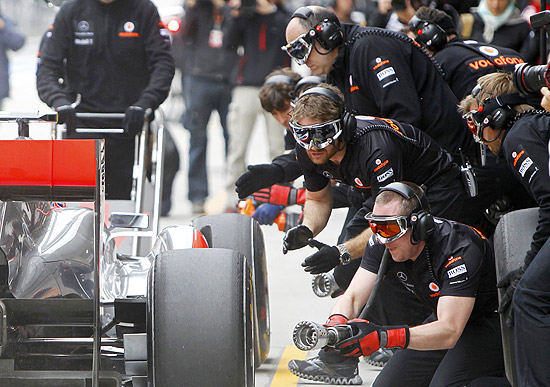 Mecânicos da McLaren trabalham em carro durante treino para o GP da China, em 2011