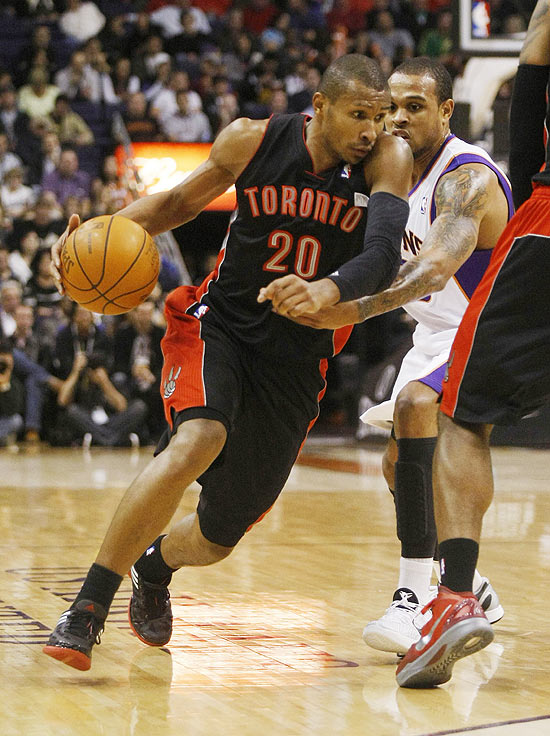 Leandrinho (número 20) em jogada ofensiva pelo Toronto Raptors contra o Phoenix Suns