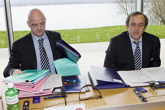 Gianni Infantino (esq.) e Michel Platini participam de reunião na Suíça