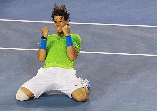 Rafael Nadal comemora após conquistar a vitória sobre Roger Federer na Rod Laver Arena 