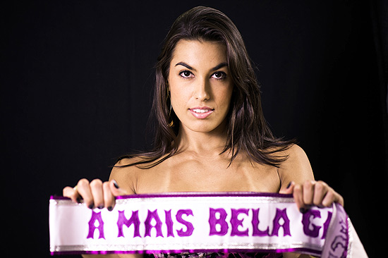 Luciane posa com a faixa do Miss Mundo RS; clique e veja mais fotos