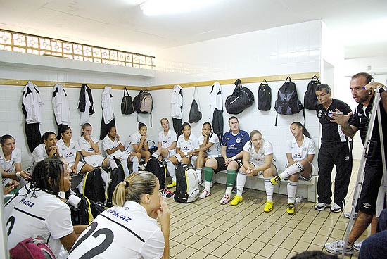 Jogadoras do Santos recebem instruções em vestiário
