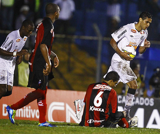 Alan Kardec corre com a bola após fazer o primeiro gol do Santos