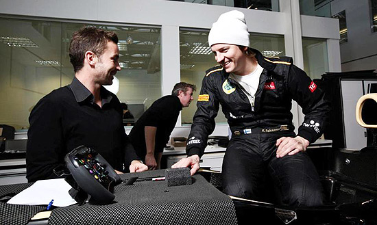 O piloto finlands Kimi Raikkonen conversa com integrante da Lotus