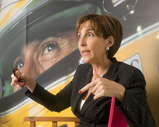 Viviane Senna fala e gesticula durante entrevista