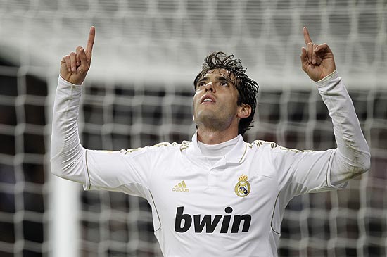 O meia Kaká comemora o seu gol para o Real diante do Zaragoza, pelo Campeonato Espanhol
