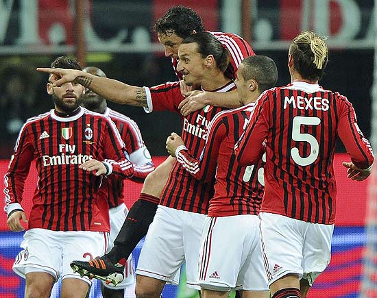 Jogadores do Milan comemoram o gol de Ibrahimovic sobre o Cagliari, no San Siro