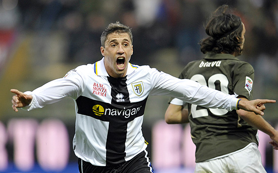 O atacante argentino Hernan Crespo comemora gol pelo Parma, em 2010