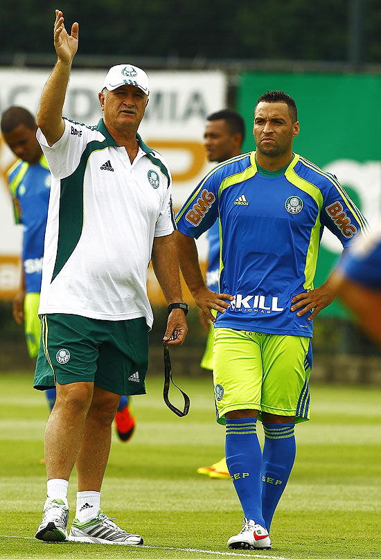 Sem patrocinador máster na camisa, Scolari conversa com Daniel Carvalho em treino do Palmeiras