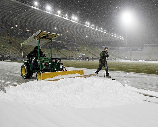 Trabalhadores tentam tirar a neve do estádio Ennio Tardini, em Parma
