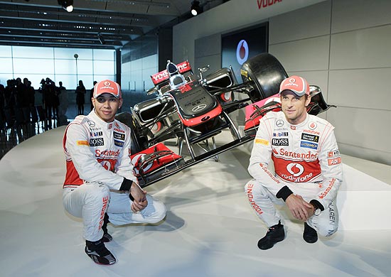 Hamilton (dir.) e Button posam para a foto com o novo carro da McLaren, o MP4-27