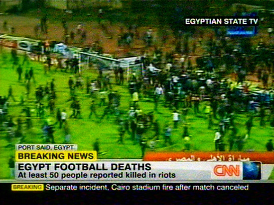 Confusão no gramado de estádio egípcio acaba em tragédia em imagem de reprodução da CNN