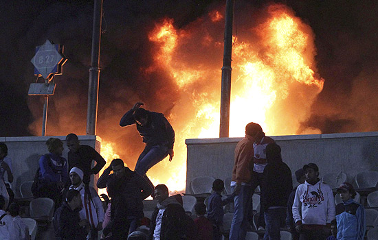 Torcedores botam fogo no estádio de Cairo, onde também houve confusão após partida