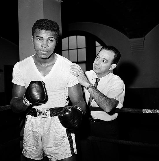 Na imagem, um jovem Muhammad Ali é preparado por Angelo Dundee, em 1962