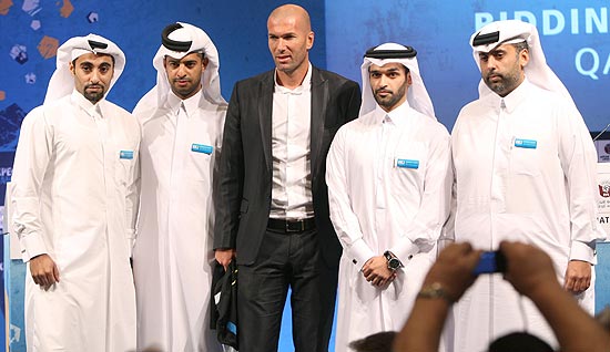 Zinedine Zidane posa ao lado de embaixadoras da candidatura do Qatar para a Copa do Mundo de 2022, em Doha