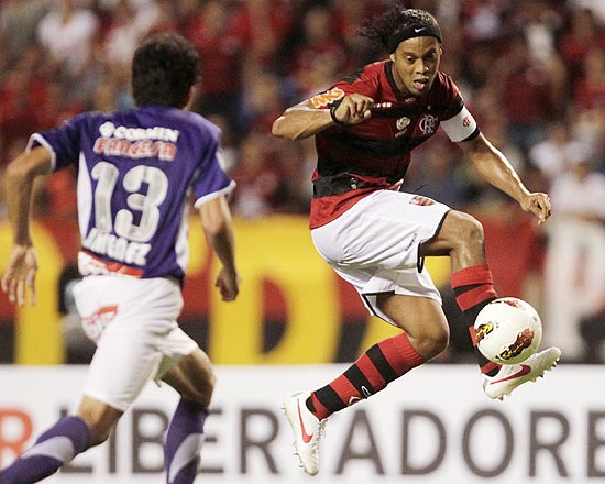 Ronaldinho (dir.) faz jogada para o Flamengo contra o Real Potosí