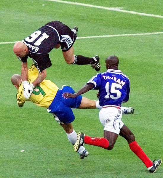 Ronaldo se choca com o goleiro Barthez na final da Copa de 1998, na França