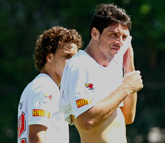 Fabrcio passa parte da camiseta na testa durante treino do So Paulo