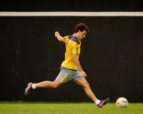 Elano chuta bola durante treino do Santos