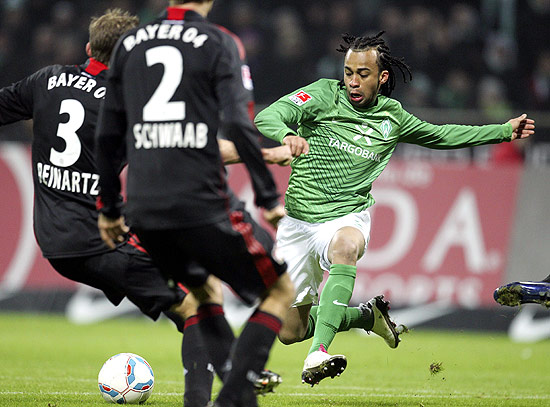 Wesley arrisca chute pelo Werder Bremen em duelo contra o Bayer Leverkusen