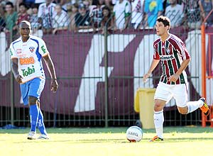Thiago Neves conduza bola durante um jogo do Flu