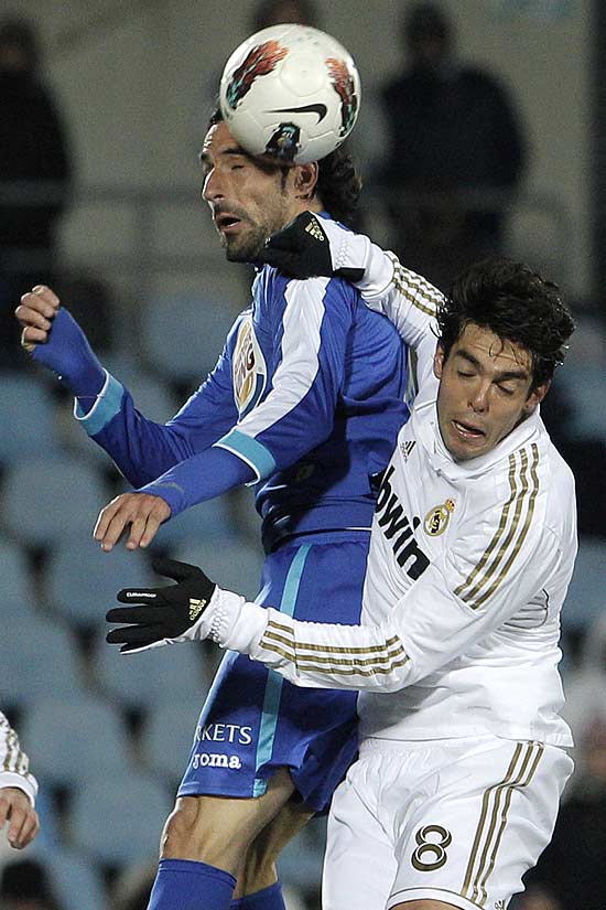 Kaká disputa bola com Rodríguez durante duelo entre Getafe e Real Madrid